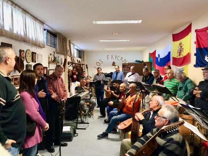 Visita del candidato y miembros de Juntos por Telde a un ensayo de Los Faycanes (Foto TA)